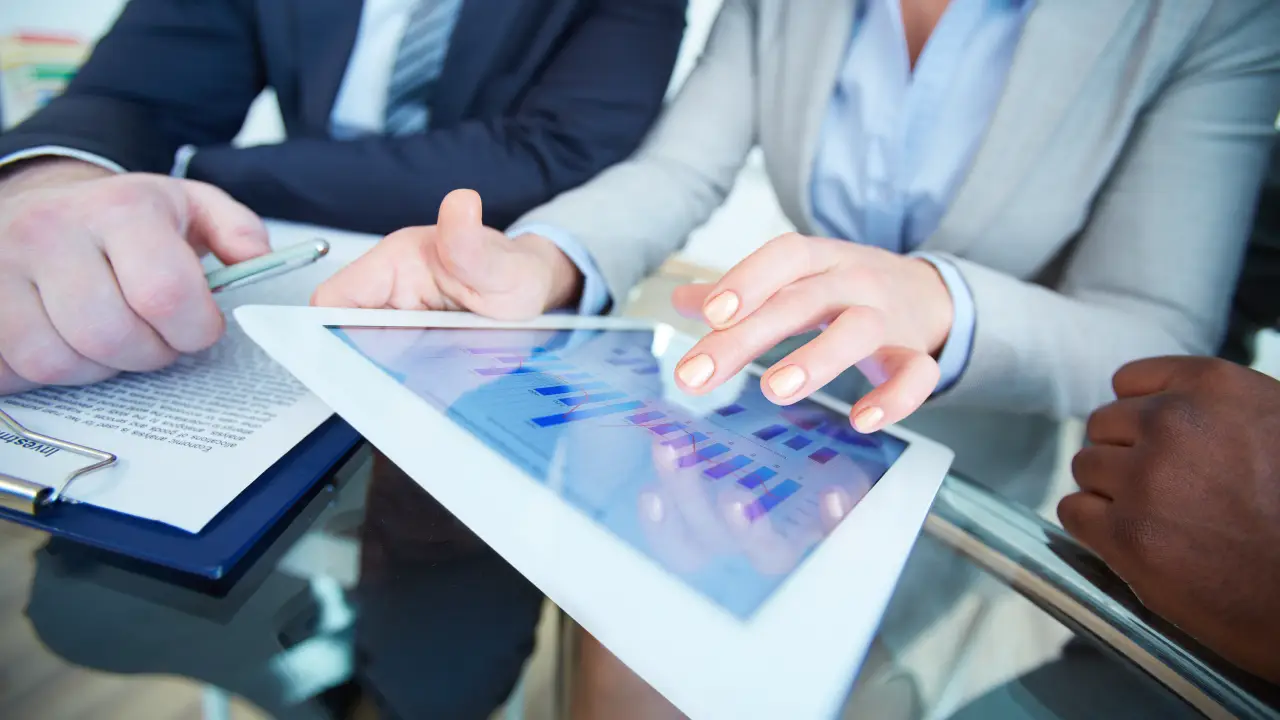 Trabajadores gestionando trabajo desde una tablet